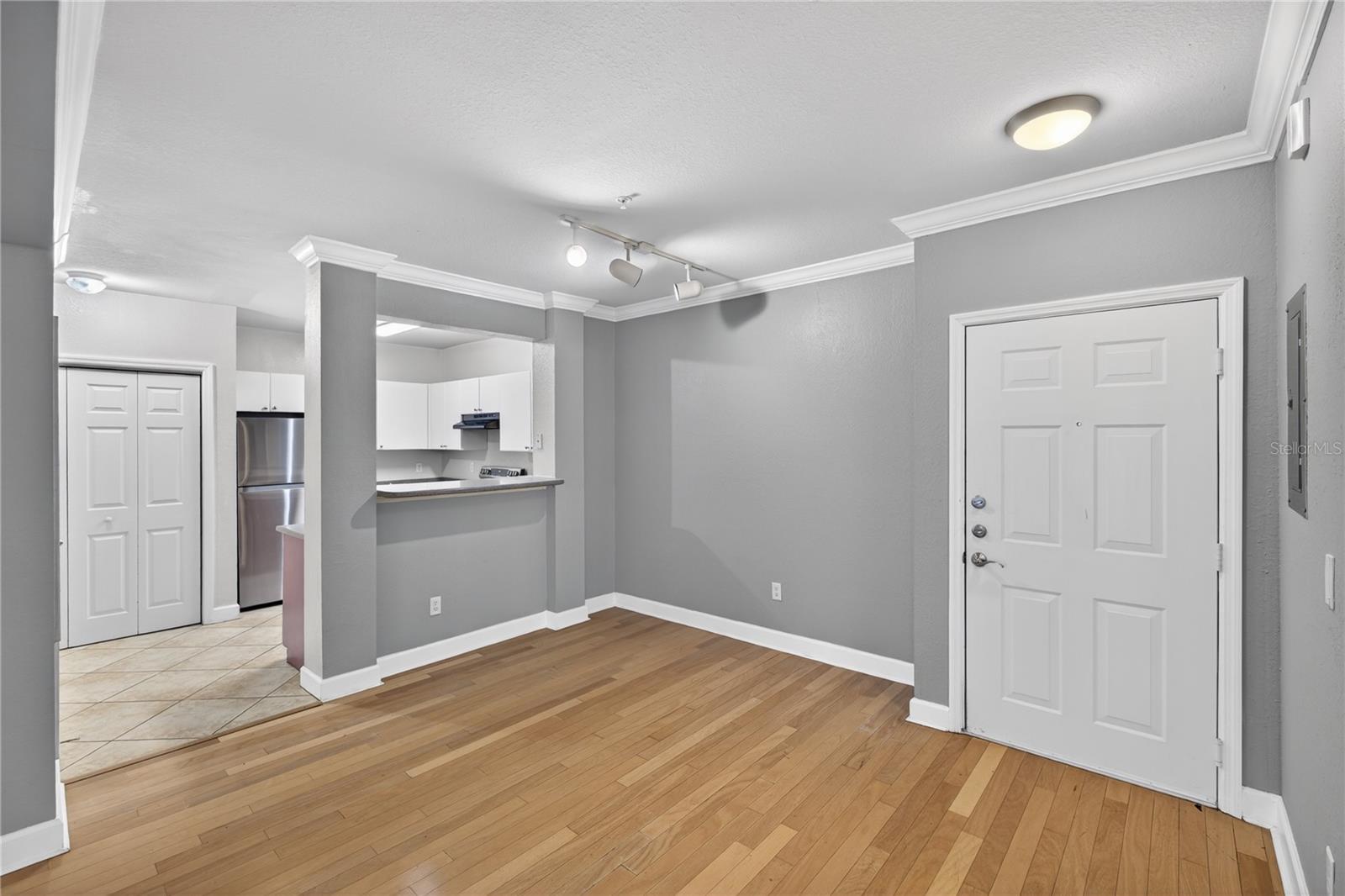 300 E South St #2014 Property Photo 8