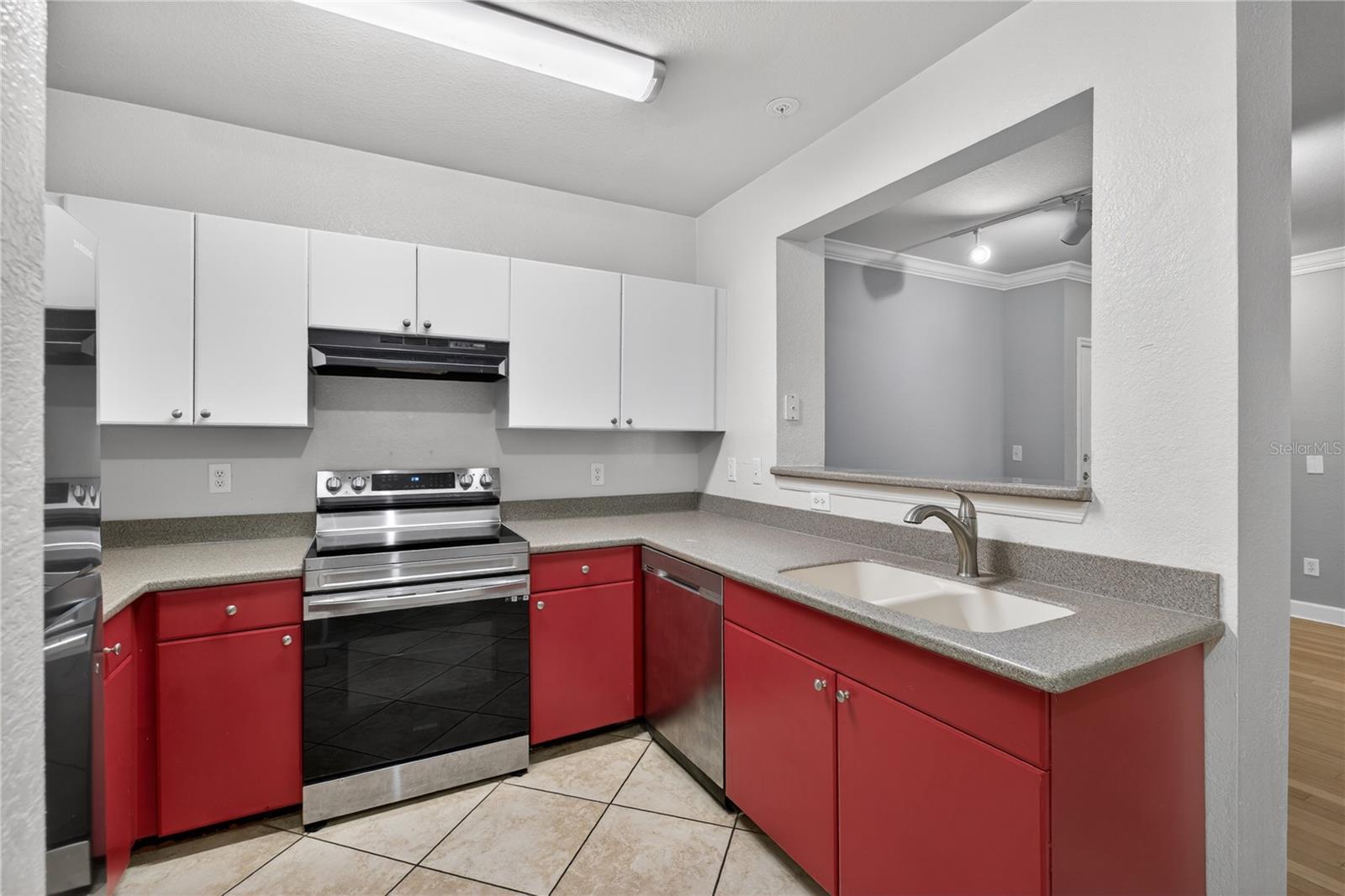 300 E South St #2014 Property Photo 9