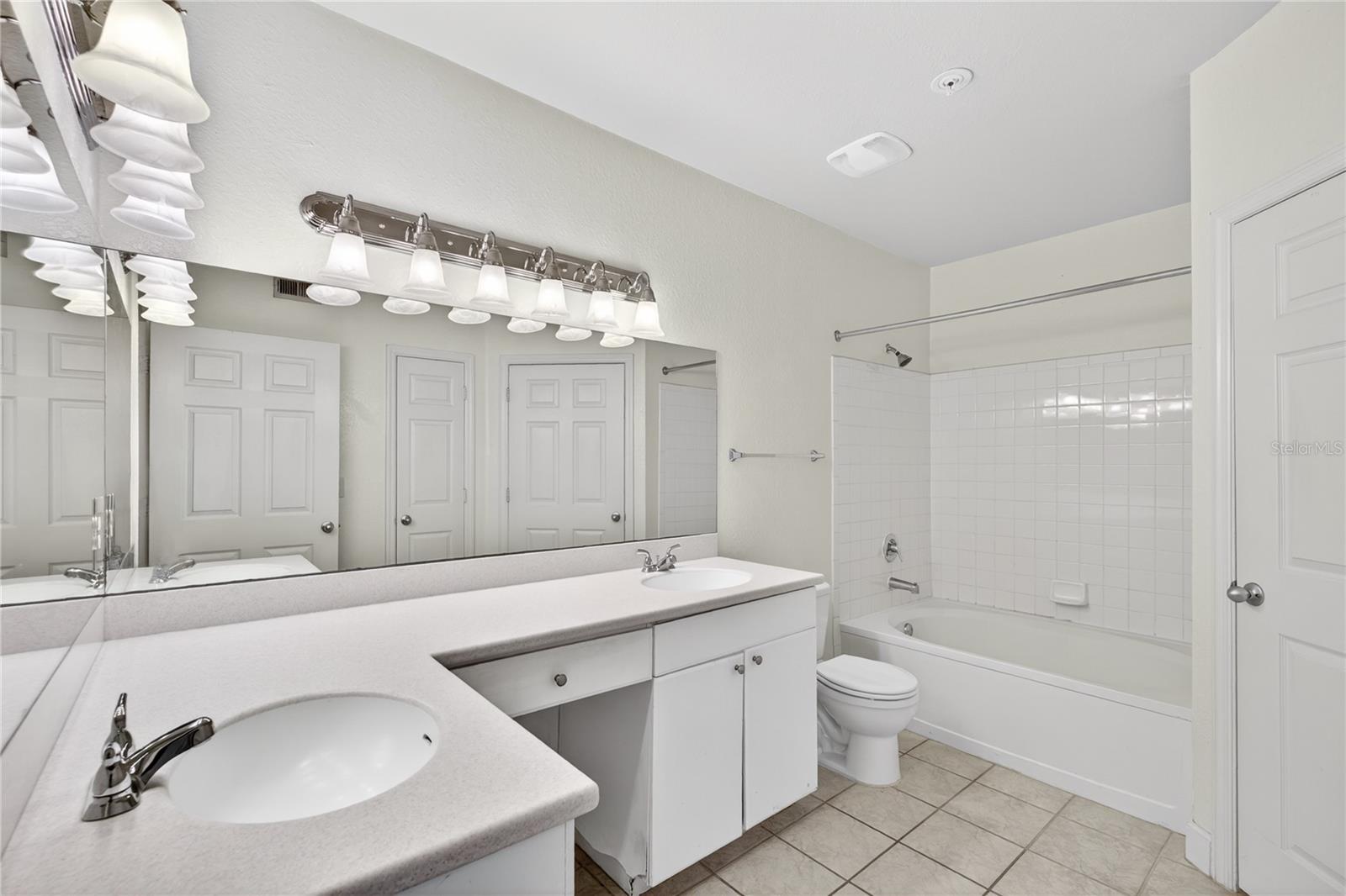 300 E South St #2014 Property Photo 16