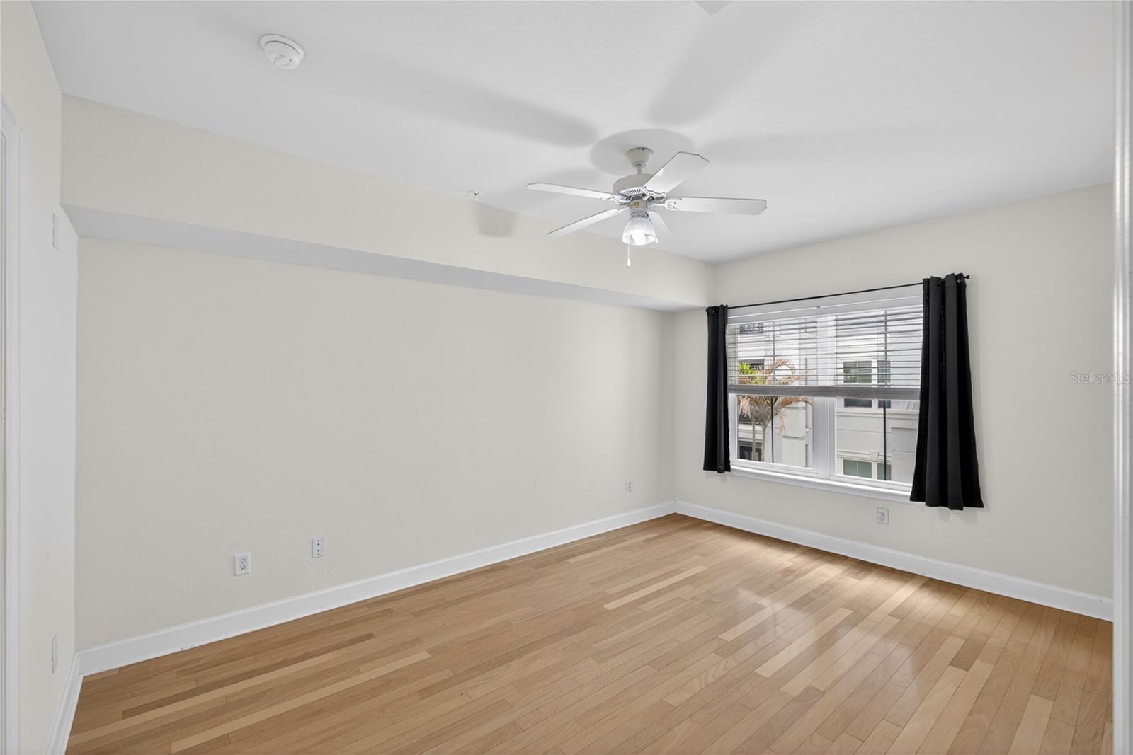 300 E South St #2014 Property Photo 18