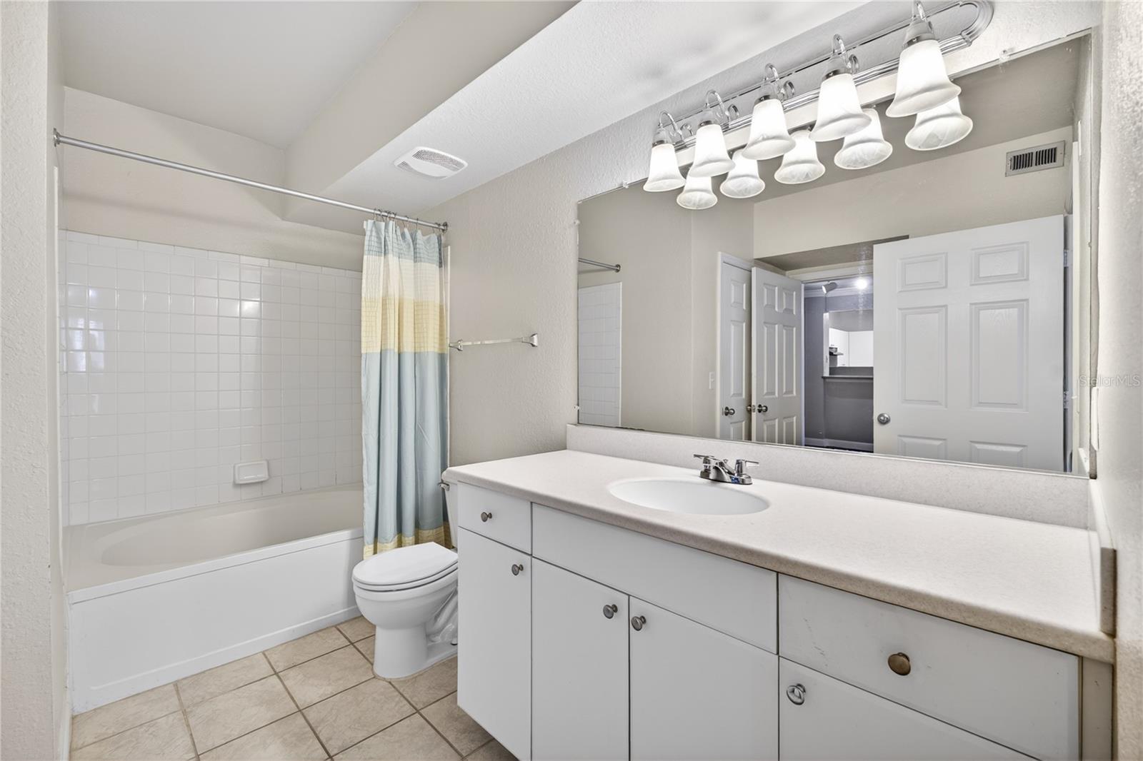 300 E South St #2014 Property Photo 19