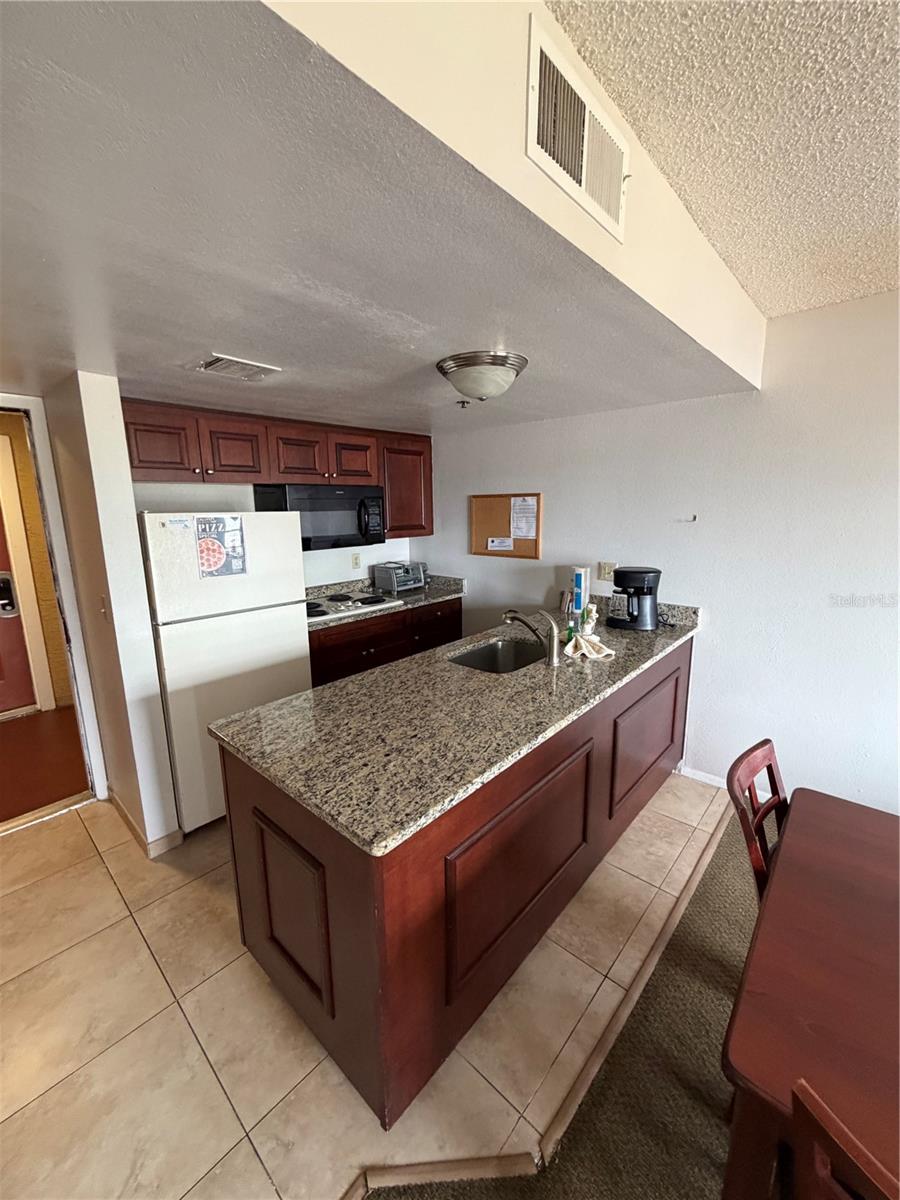 O6394941 Property Photo 2