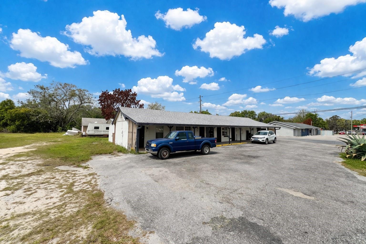 617 E Myers Blvd Property Photo 1