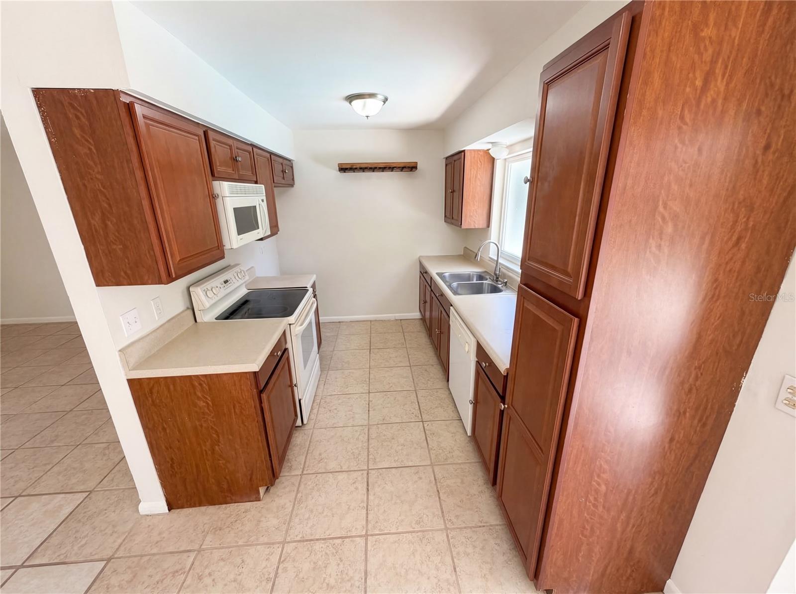 909 Winchester Ct Property Photo 2