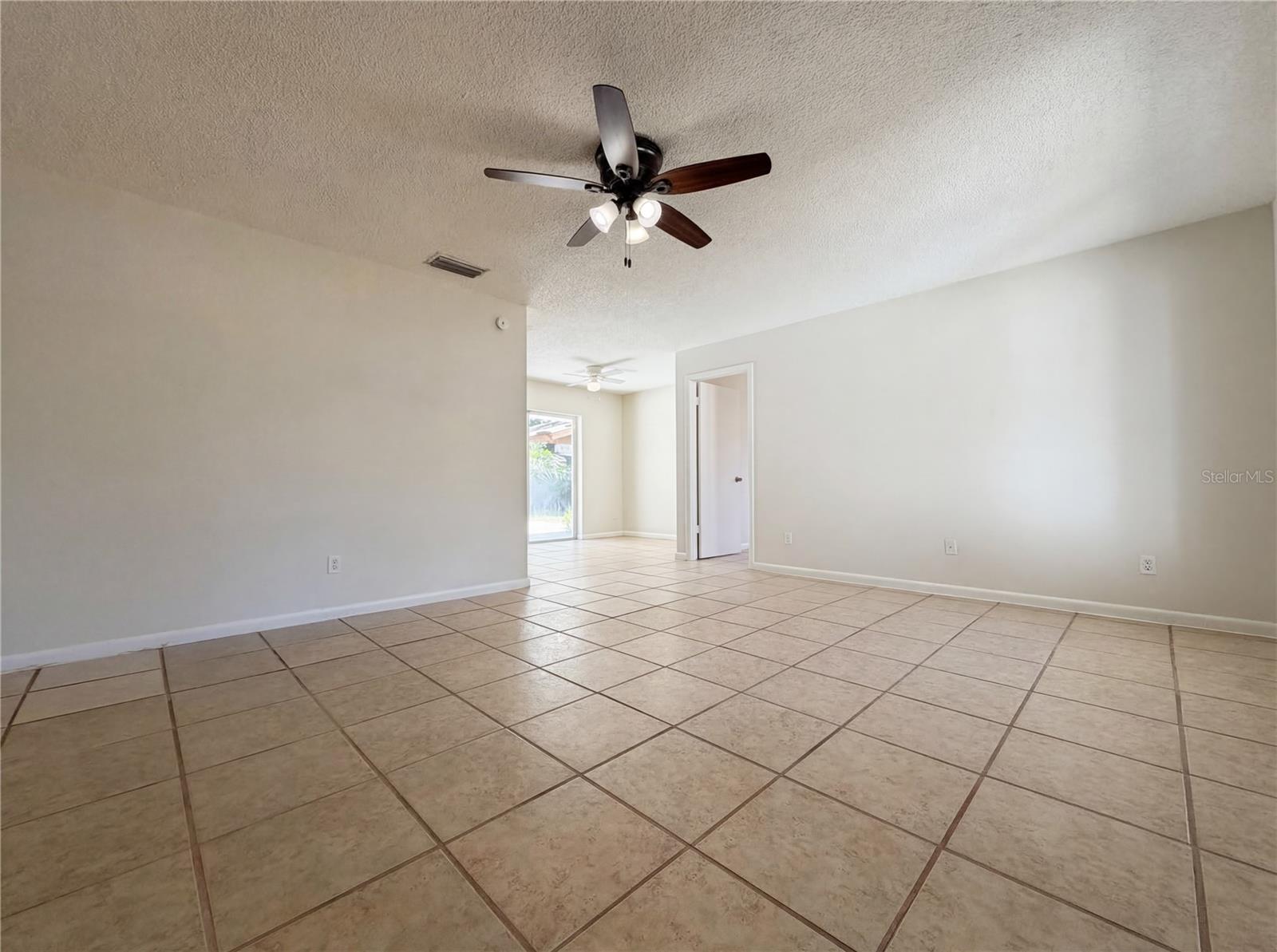 909 Winchester Ct Property Photo 3