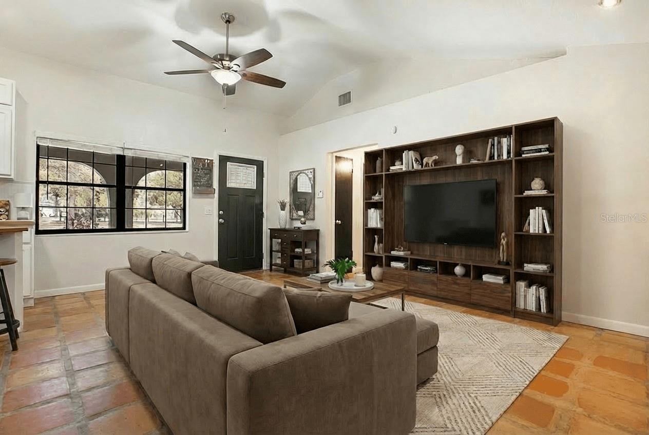 3116 E Buck Property Photo 4