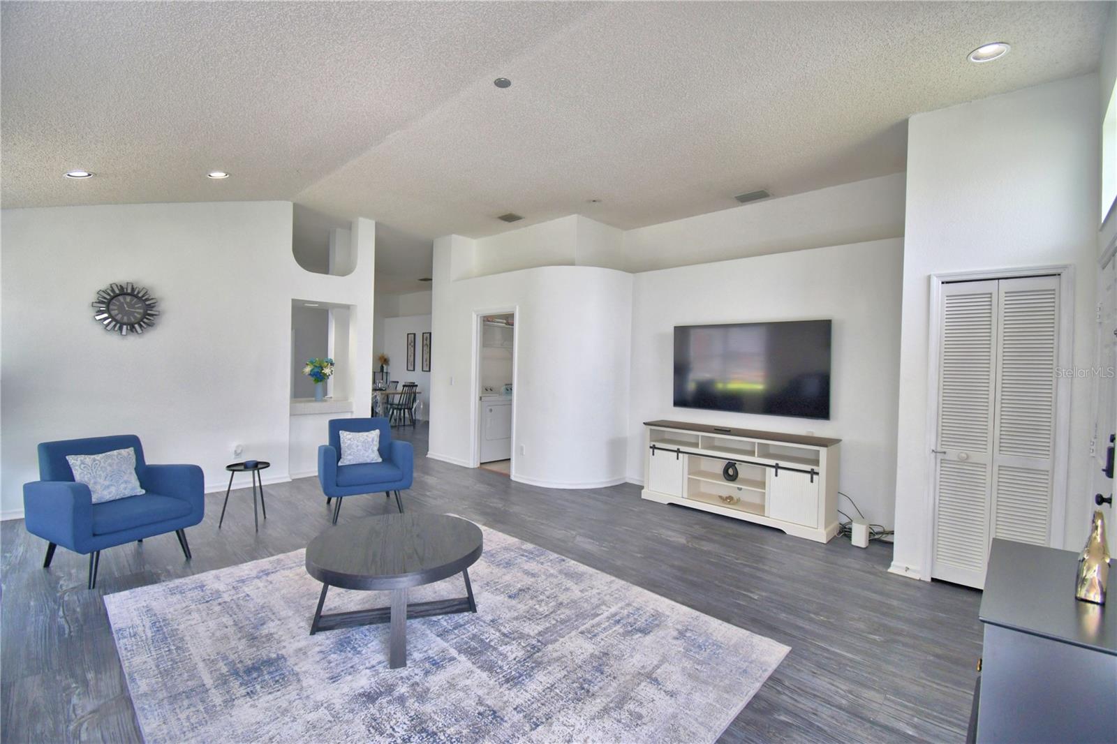 2935 Dickens Cir Property Photo 7