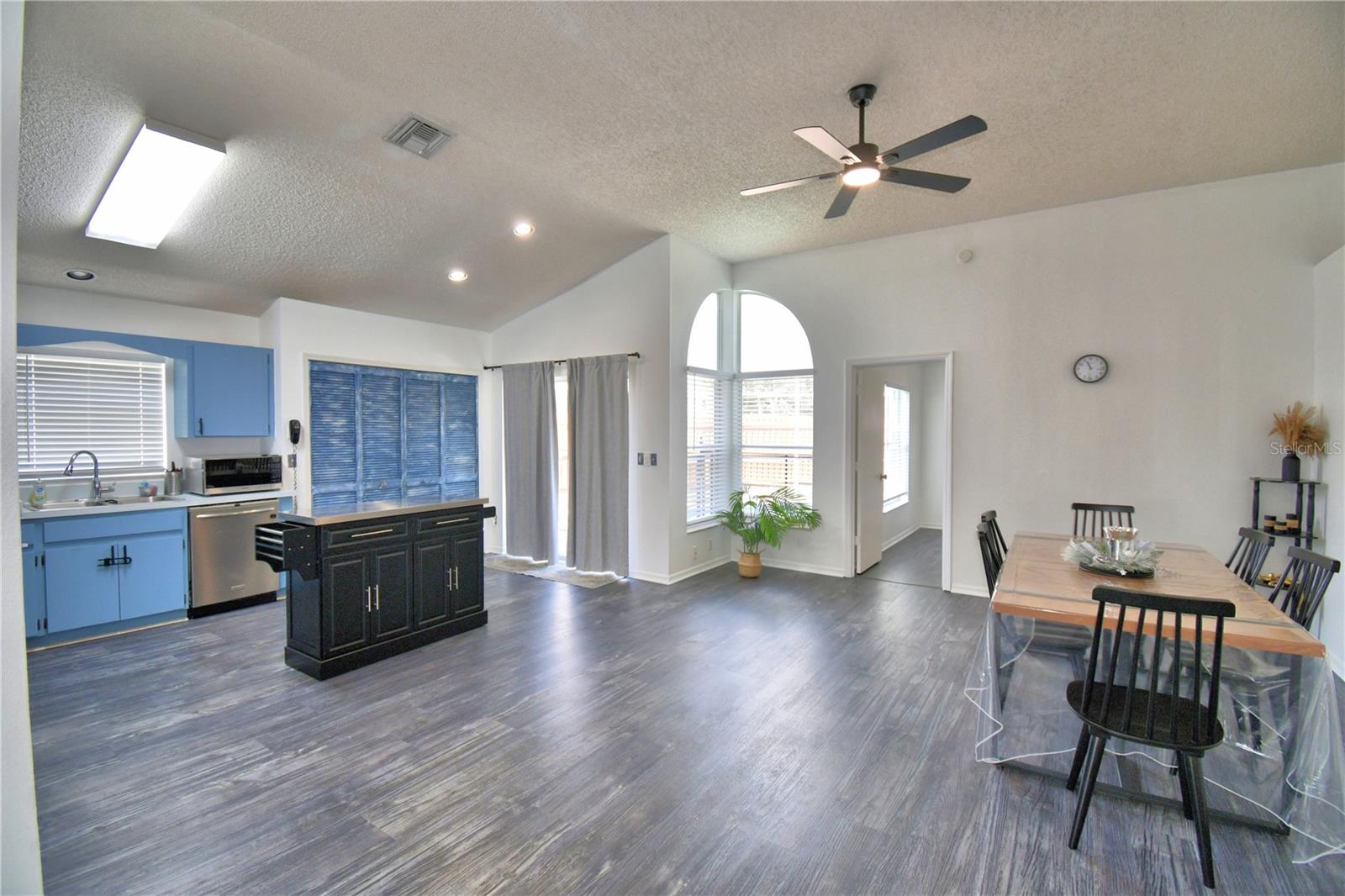 2935 Dickens Cir Property Photo 14