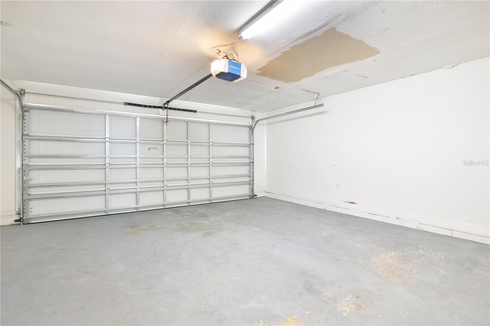 370 N Lake Ave Property Photo 22