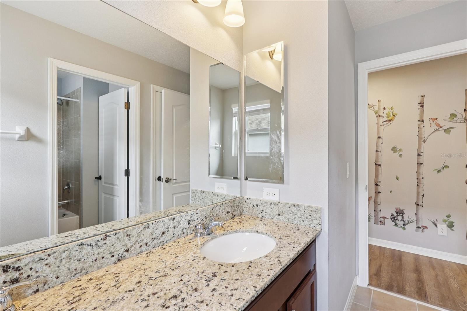O6397172 Property Photo 36
