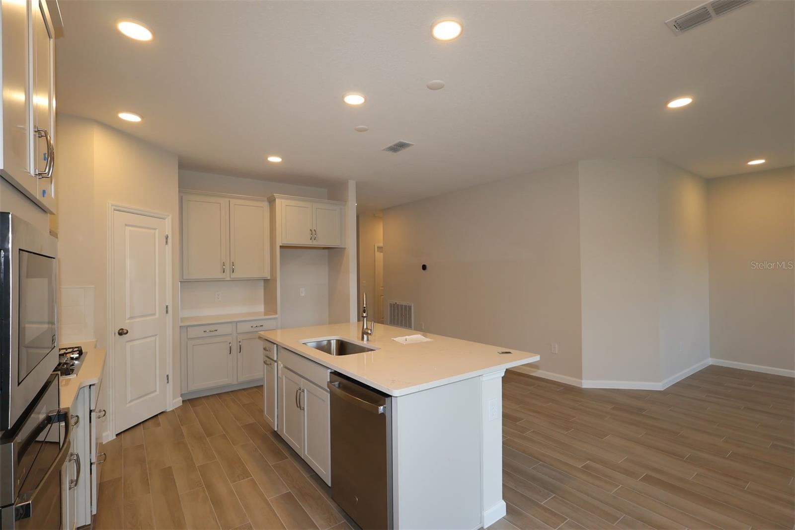1302 Hyde St Property Photo 3
