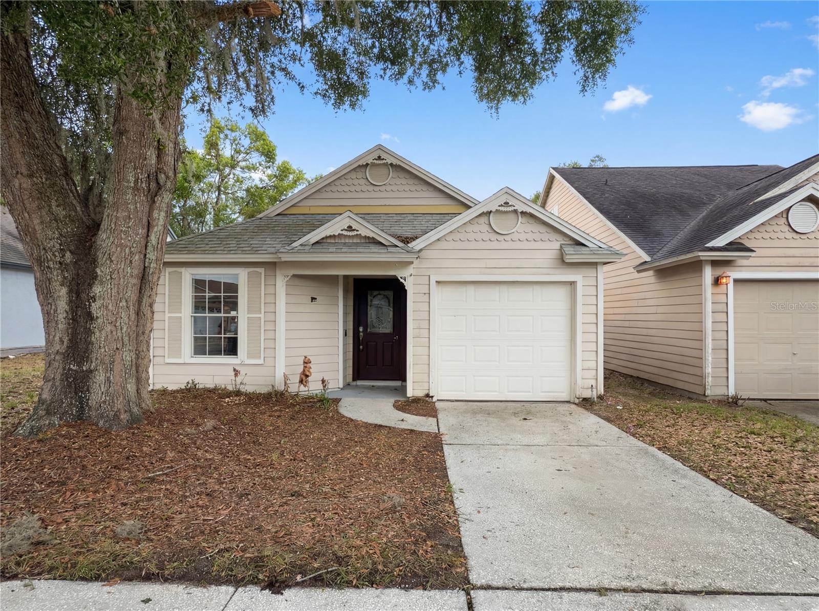 1696 CHATHAM CIR