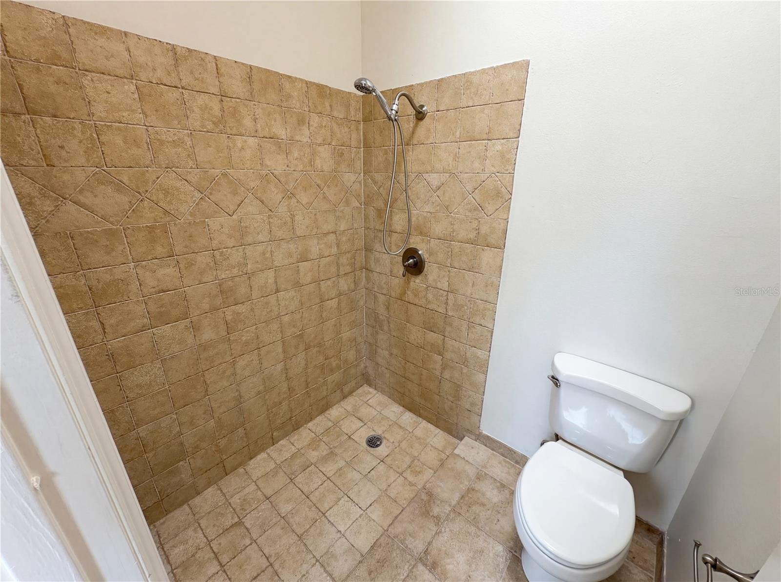 2000 Plainfield Dr Property Photo 10