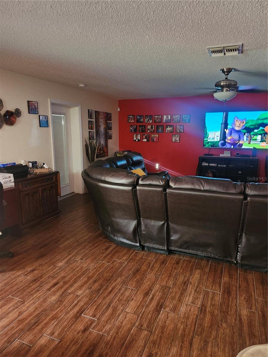 2242 Wood Ct Property Photo 3