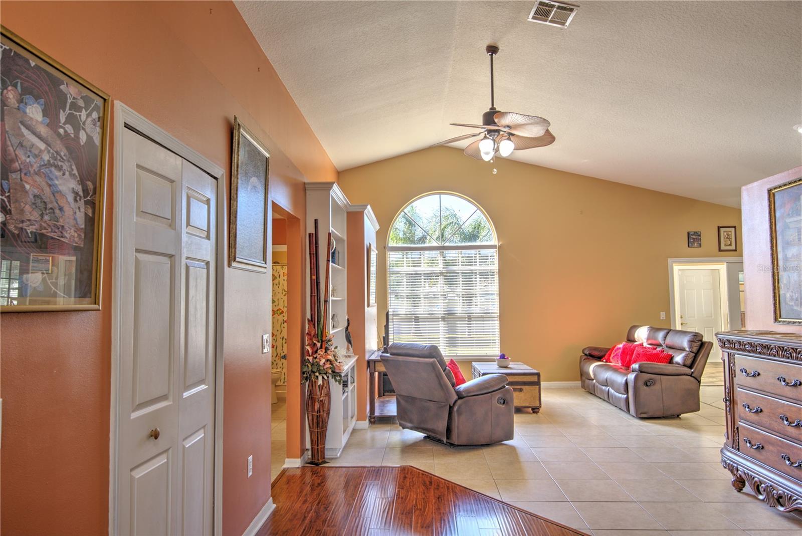 684 Yorkshire Dr Property Photo 4