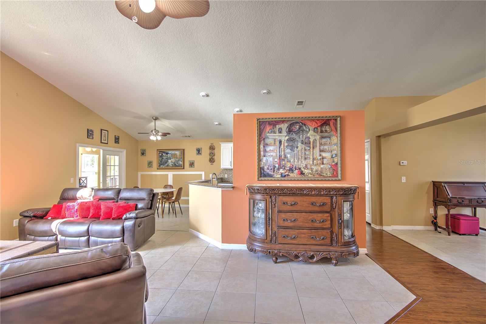 684 Yorkshire Dr Property Photo 6