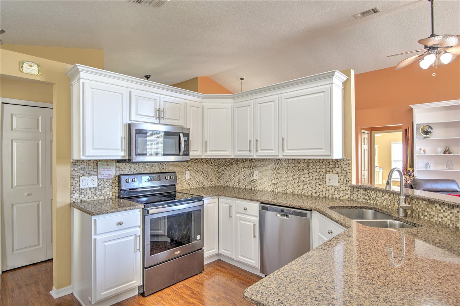 684 Yorkshire Dr Property Photo 15