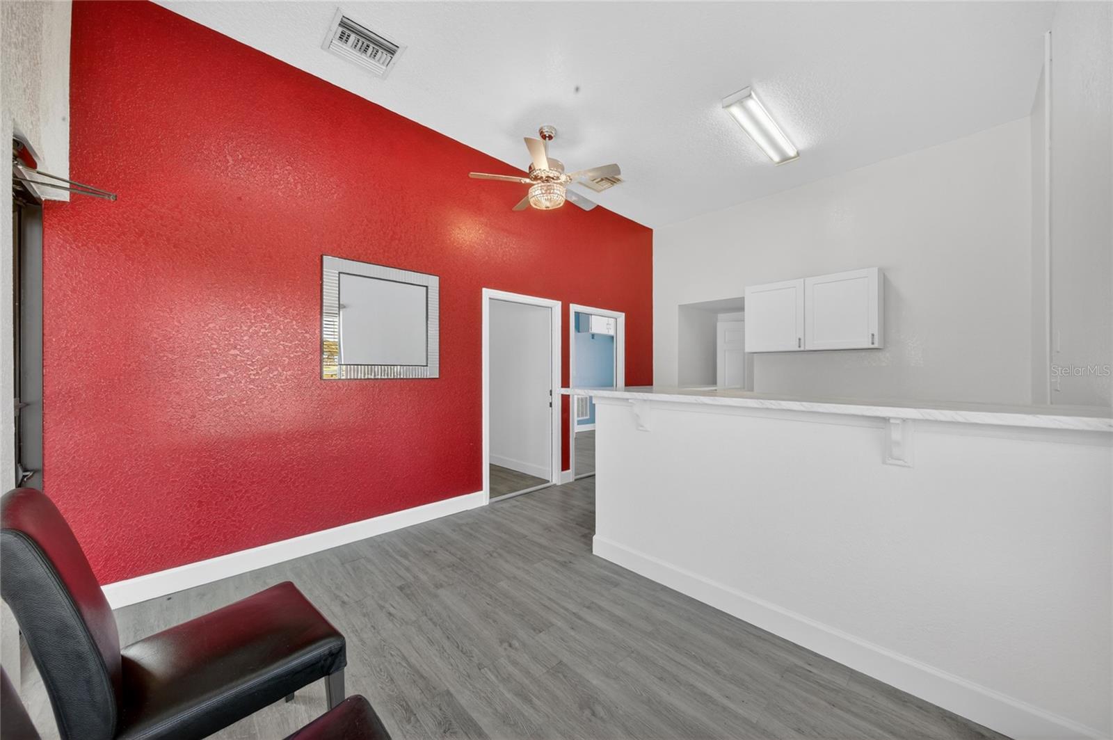 595 9th St Property Photo 3