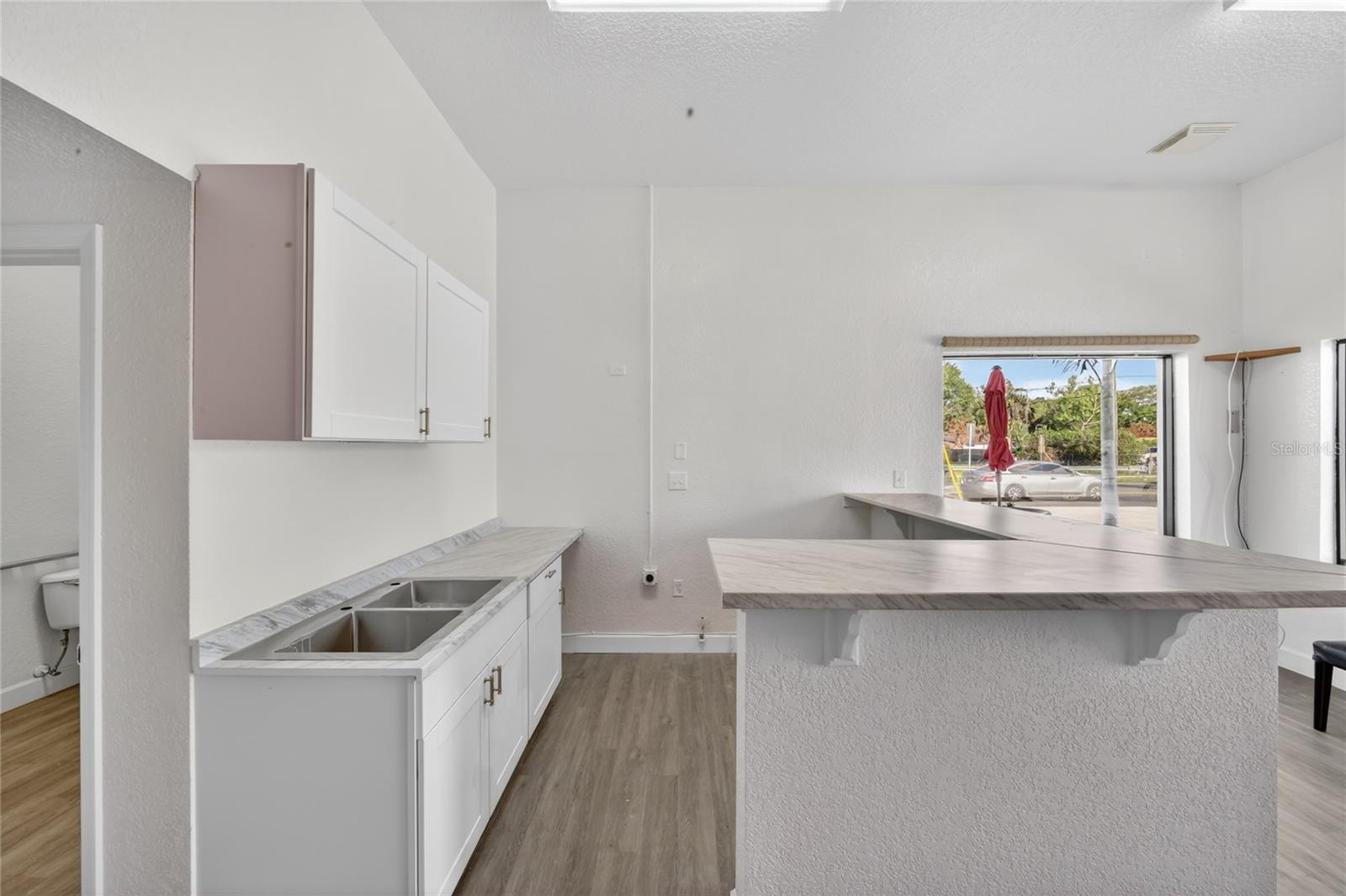 595 9th St Property Photo 4