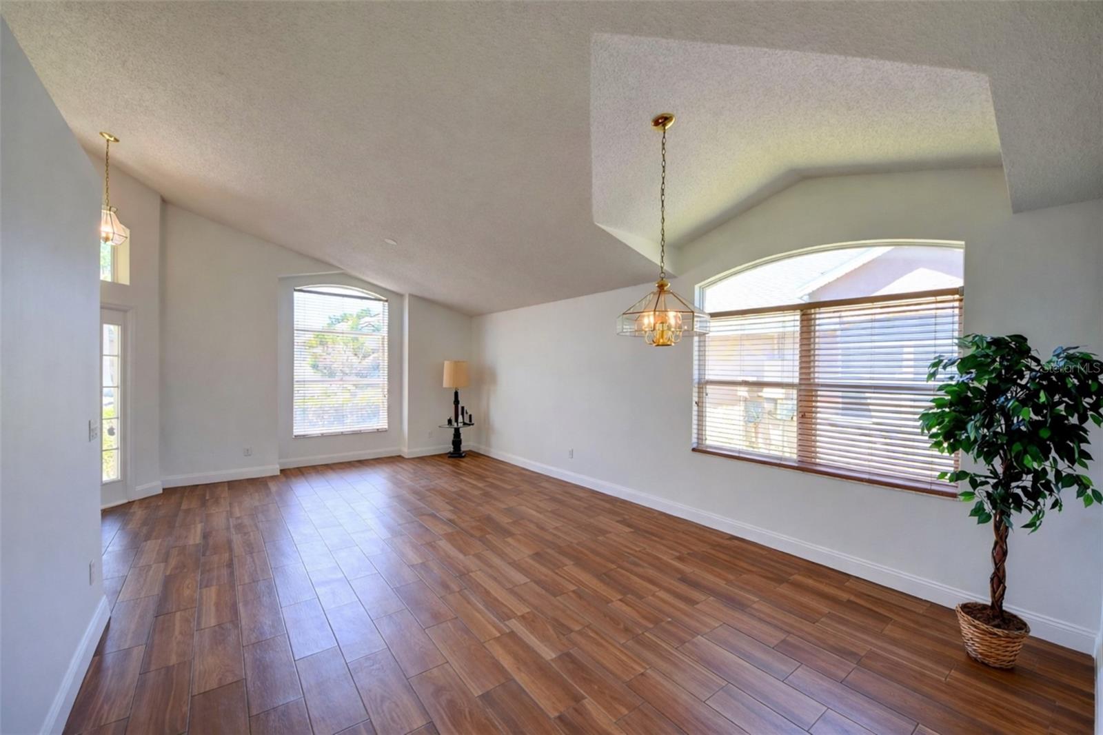 635 Rochester Loop Property Photo 10