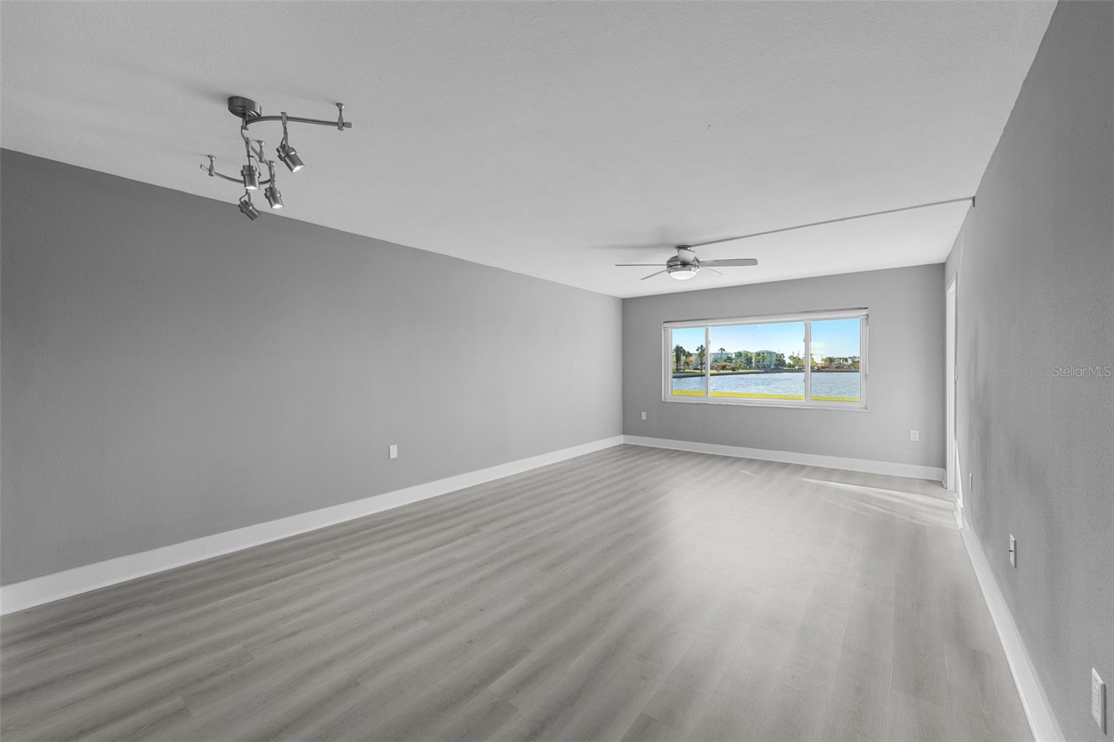 4775 Cove Cir #103 Property Photo 14
