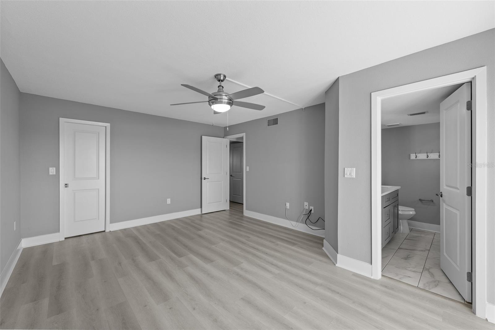 4775 Cove Cir #103 Property Photo 24