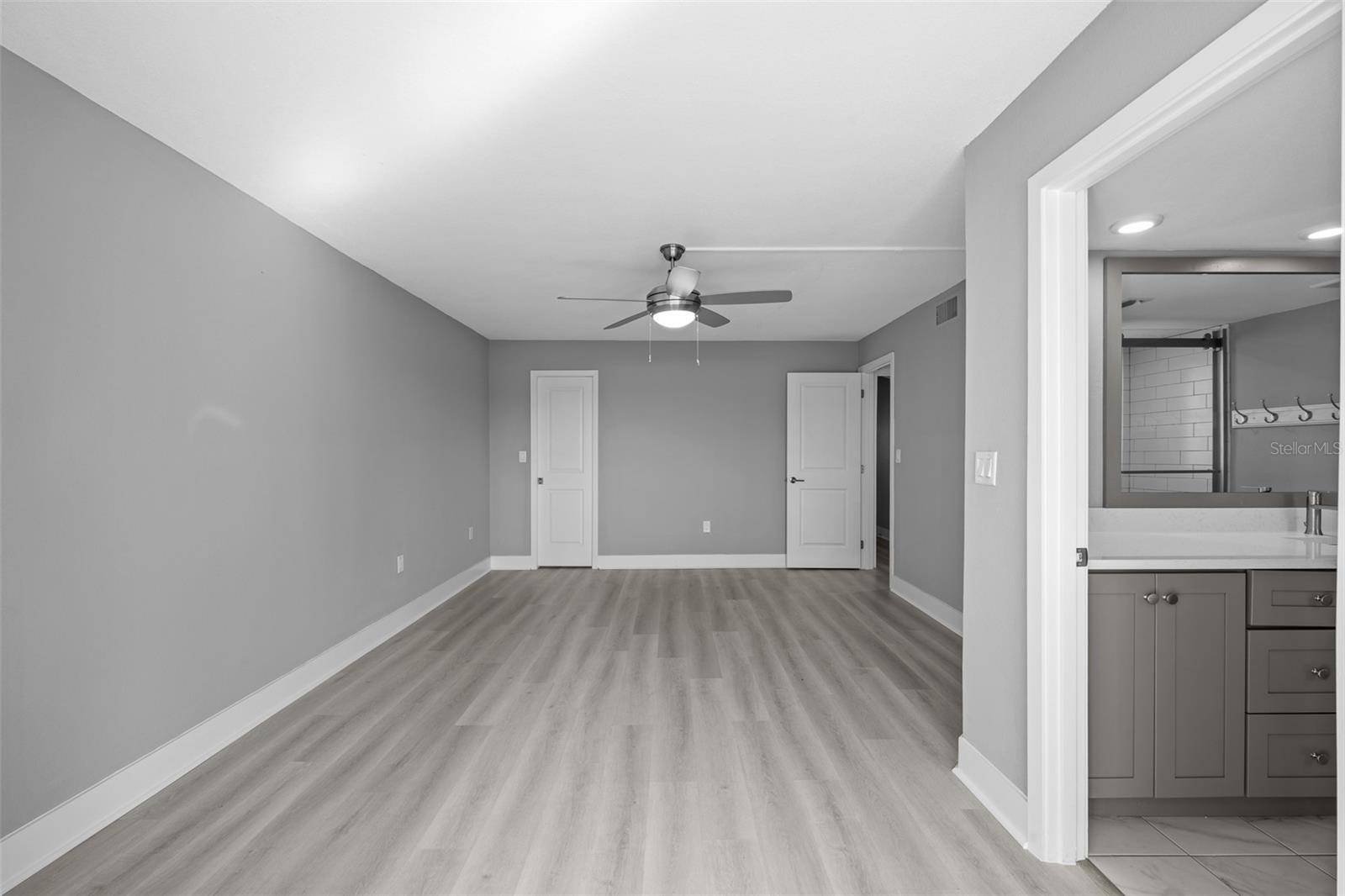 4775 Cove Cir #103 Property Photo 25