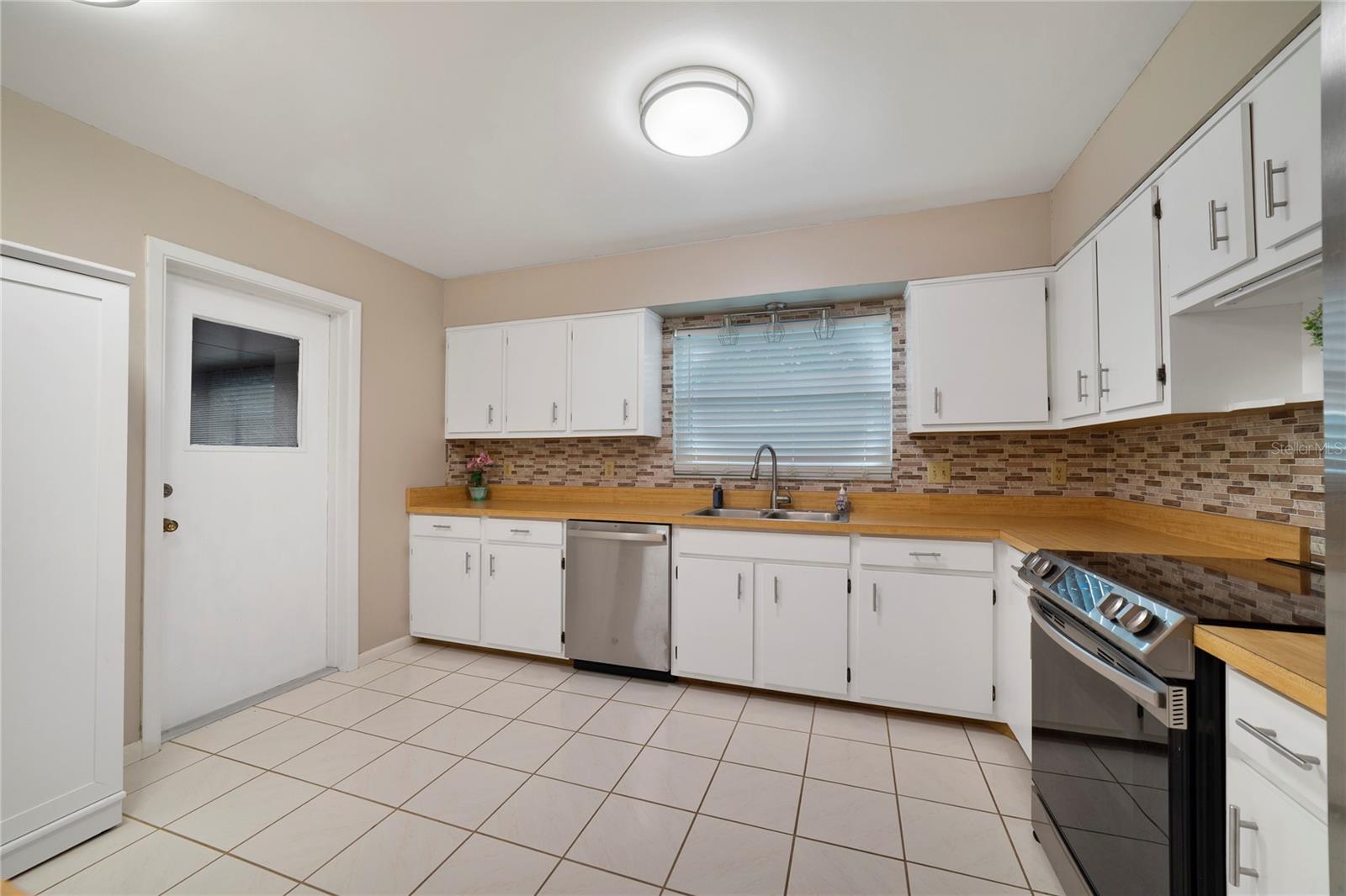 146 Mayfair Ct Property Photo 3