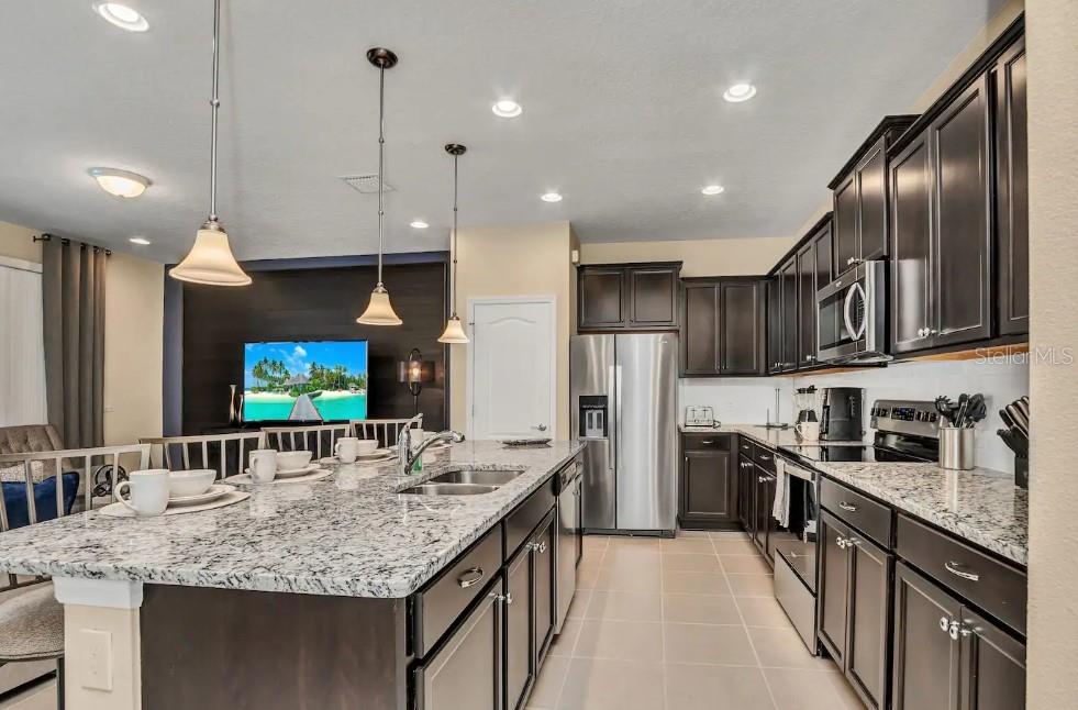 2407 Dubai St Property Photo 2