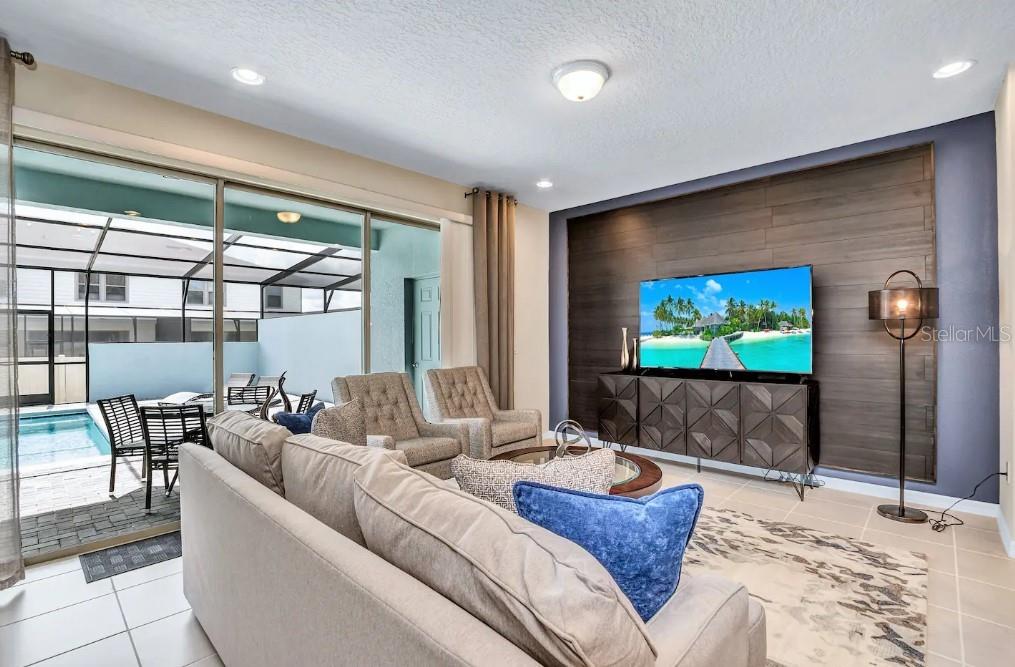 2407 Dubai St Property Photo 4