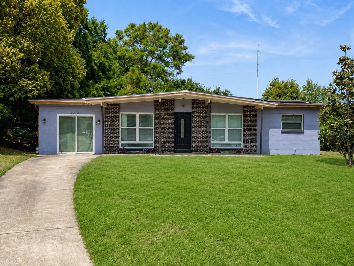 6204 Oakcrest Cir Property Photo 1