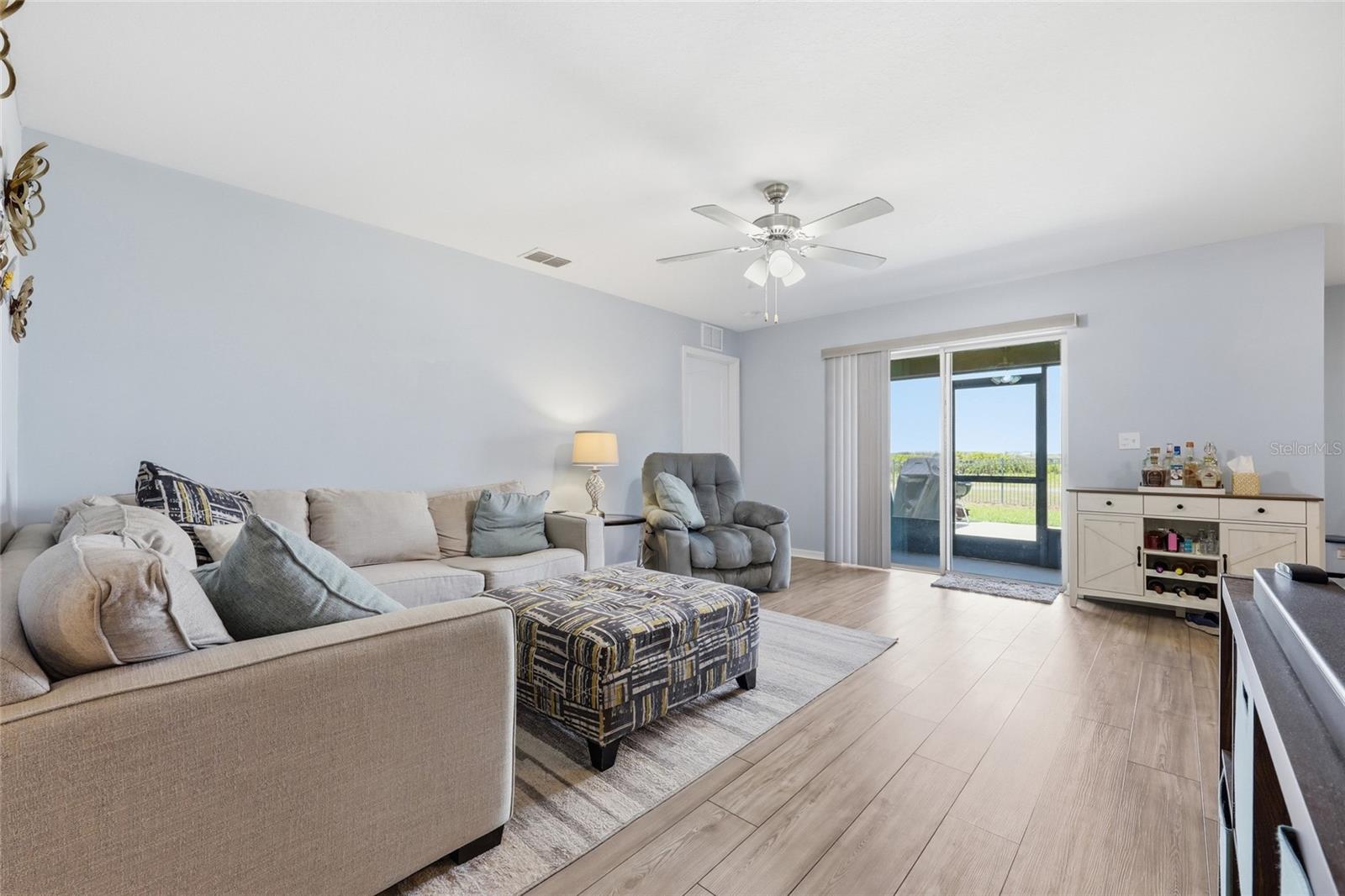 1607 Swan Lake Cir Property Photo 5