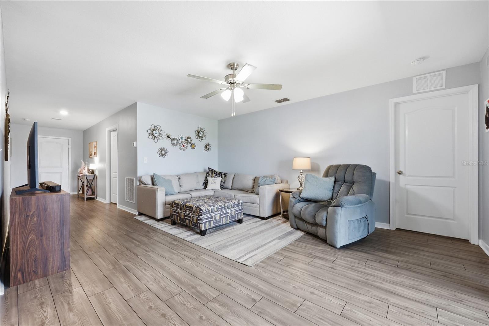 1607 Swan Lake Cir Property Photo 6