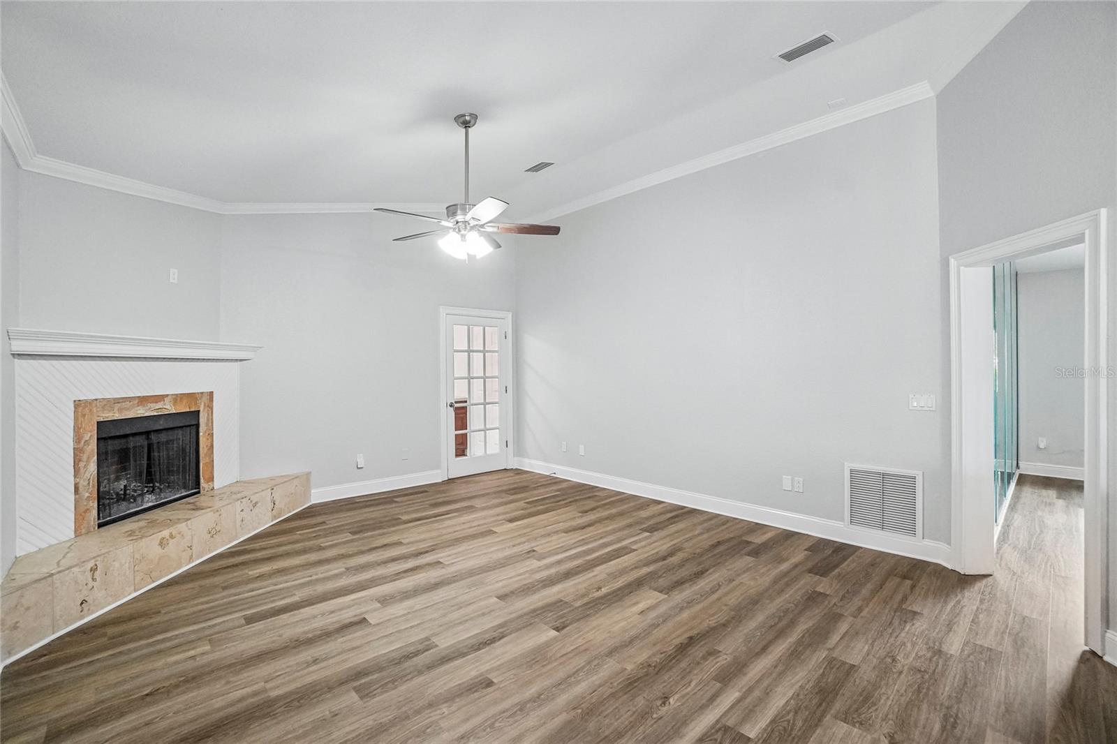 5609 Executive Dr Property Photo 3
