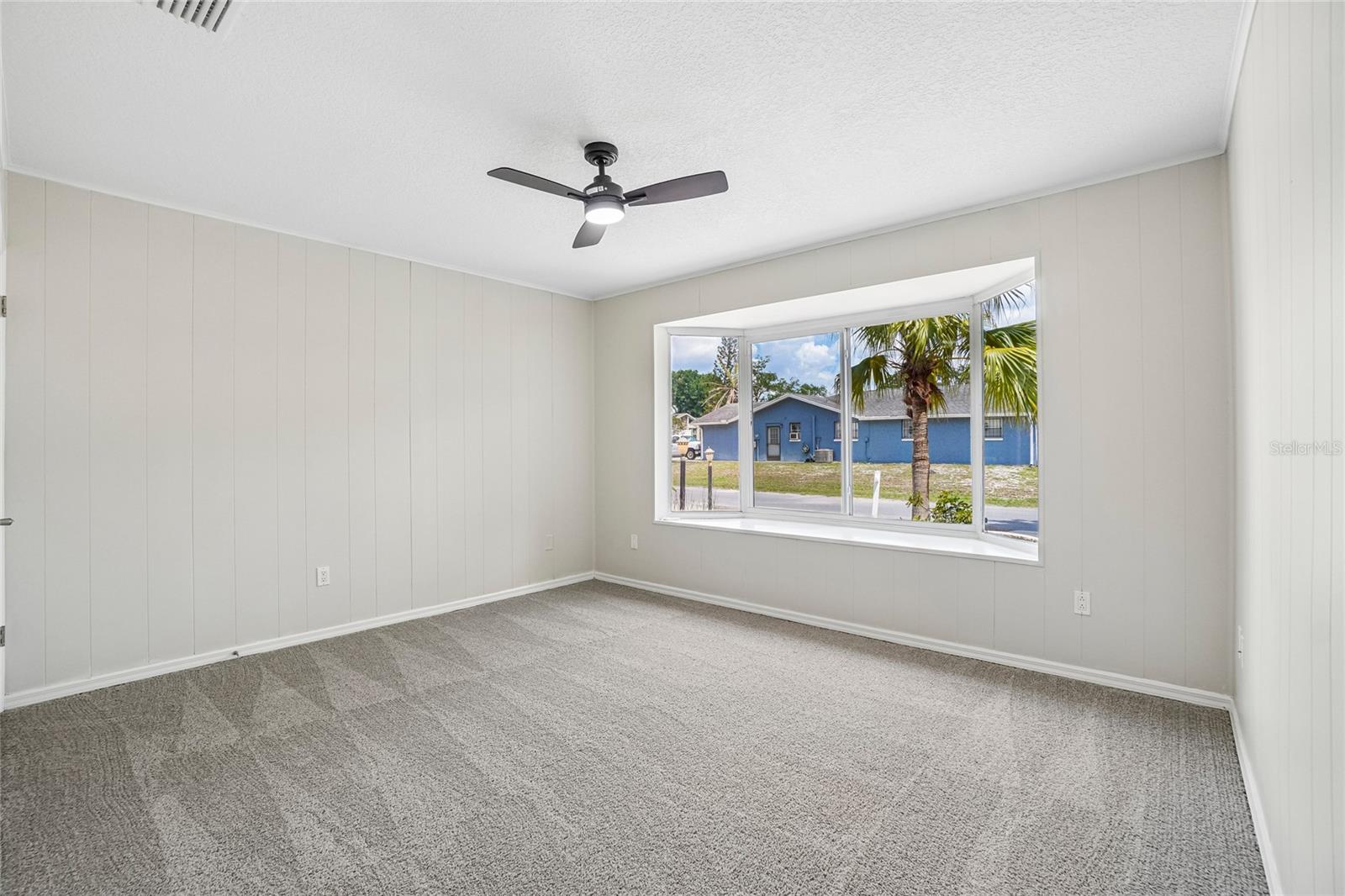 5609 Executive Dr Property Photo 4