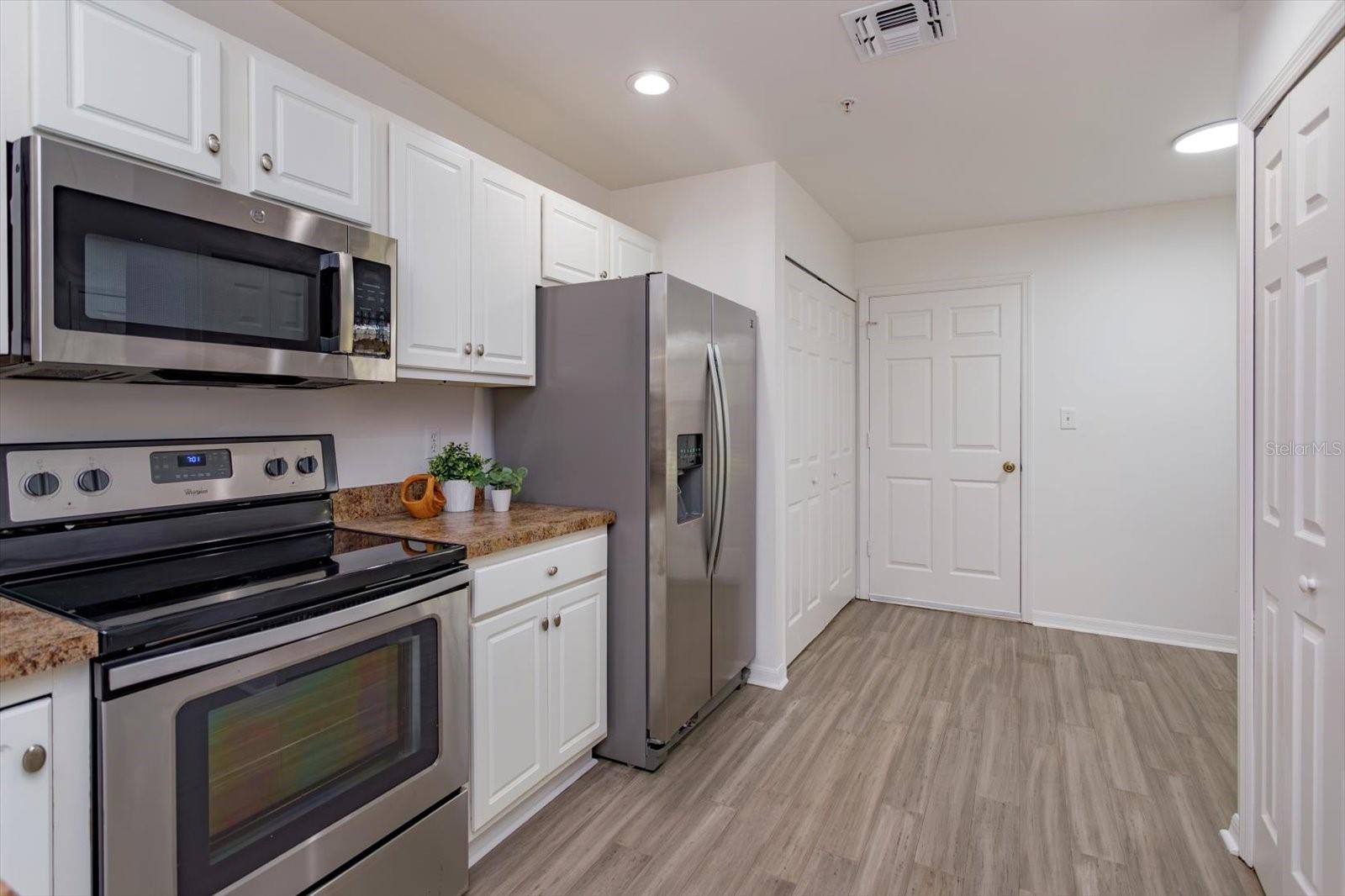 671 Post Oak Cir #107 Property Photo 10