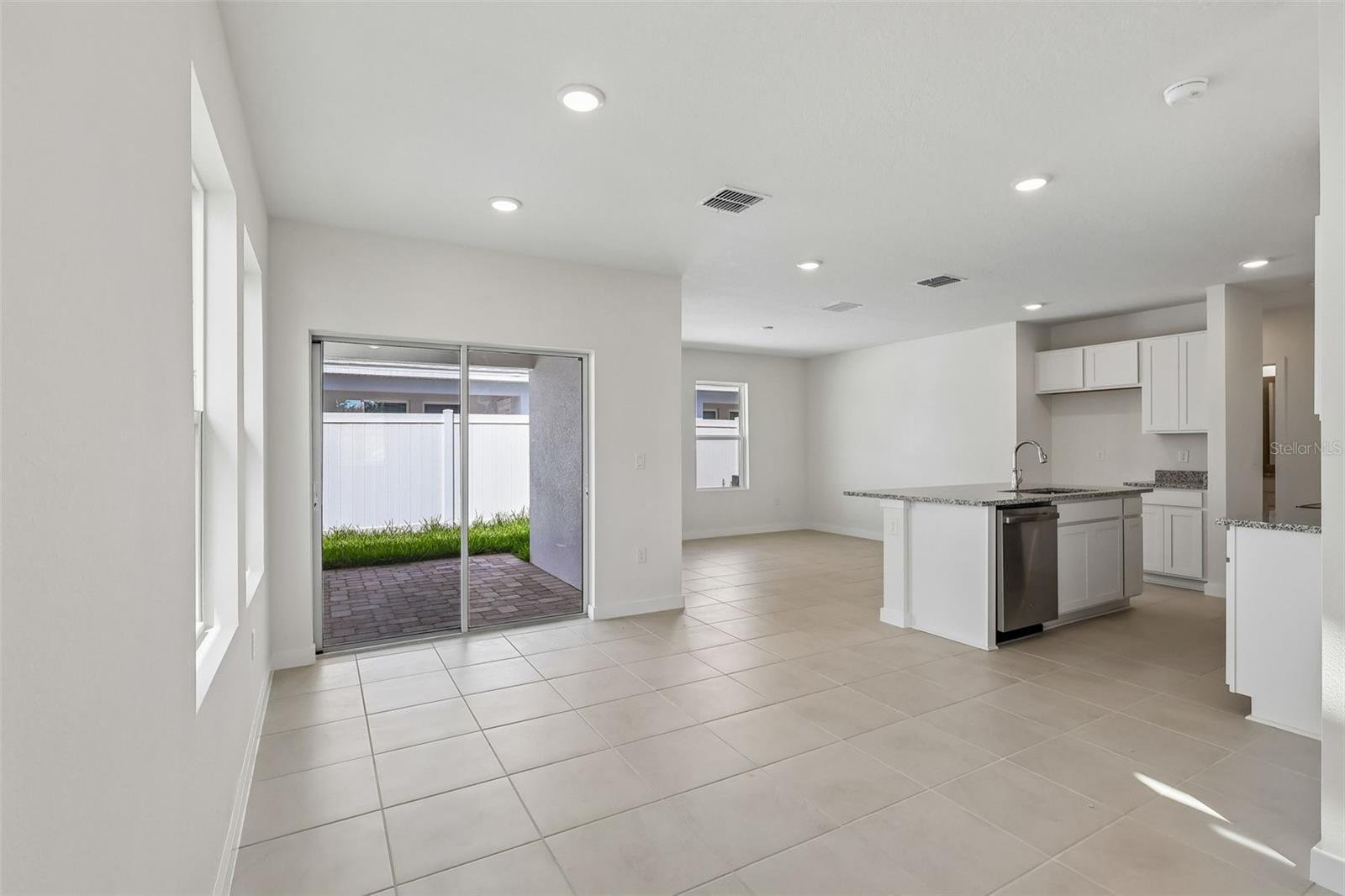 2700 Meadow Crest Dr Property Photo 4