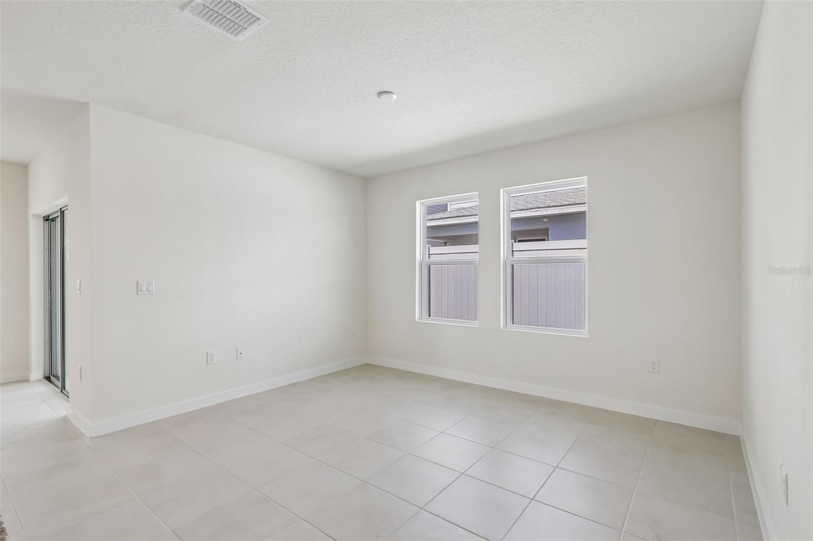 2700 Meadow Crest Dr Property Photo 6