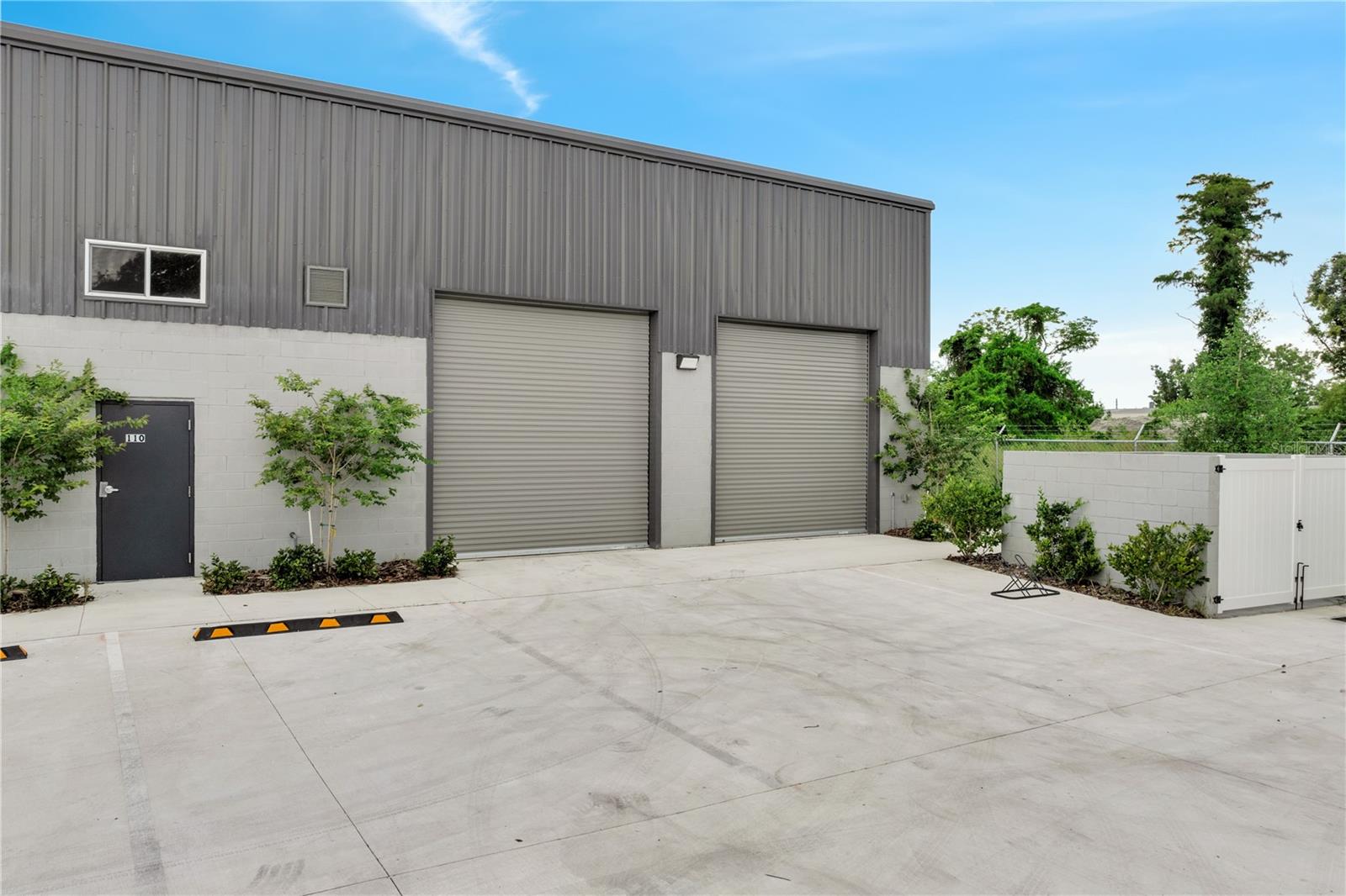 560 Barry St Property Photo 3