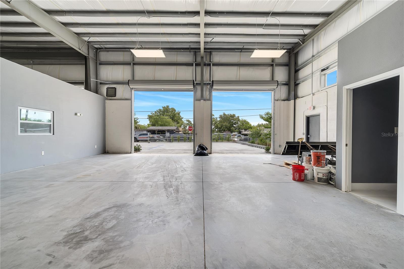 560 Barry St Property Photo 18