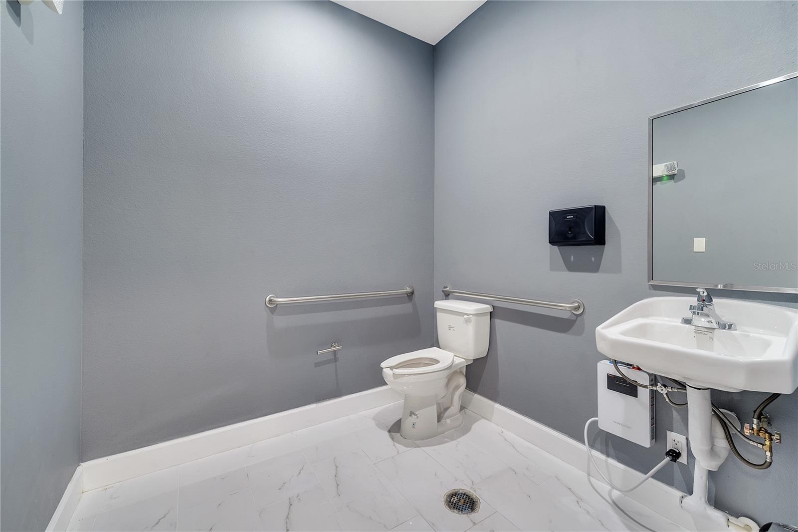 560 Barry St Property Photo 22