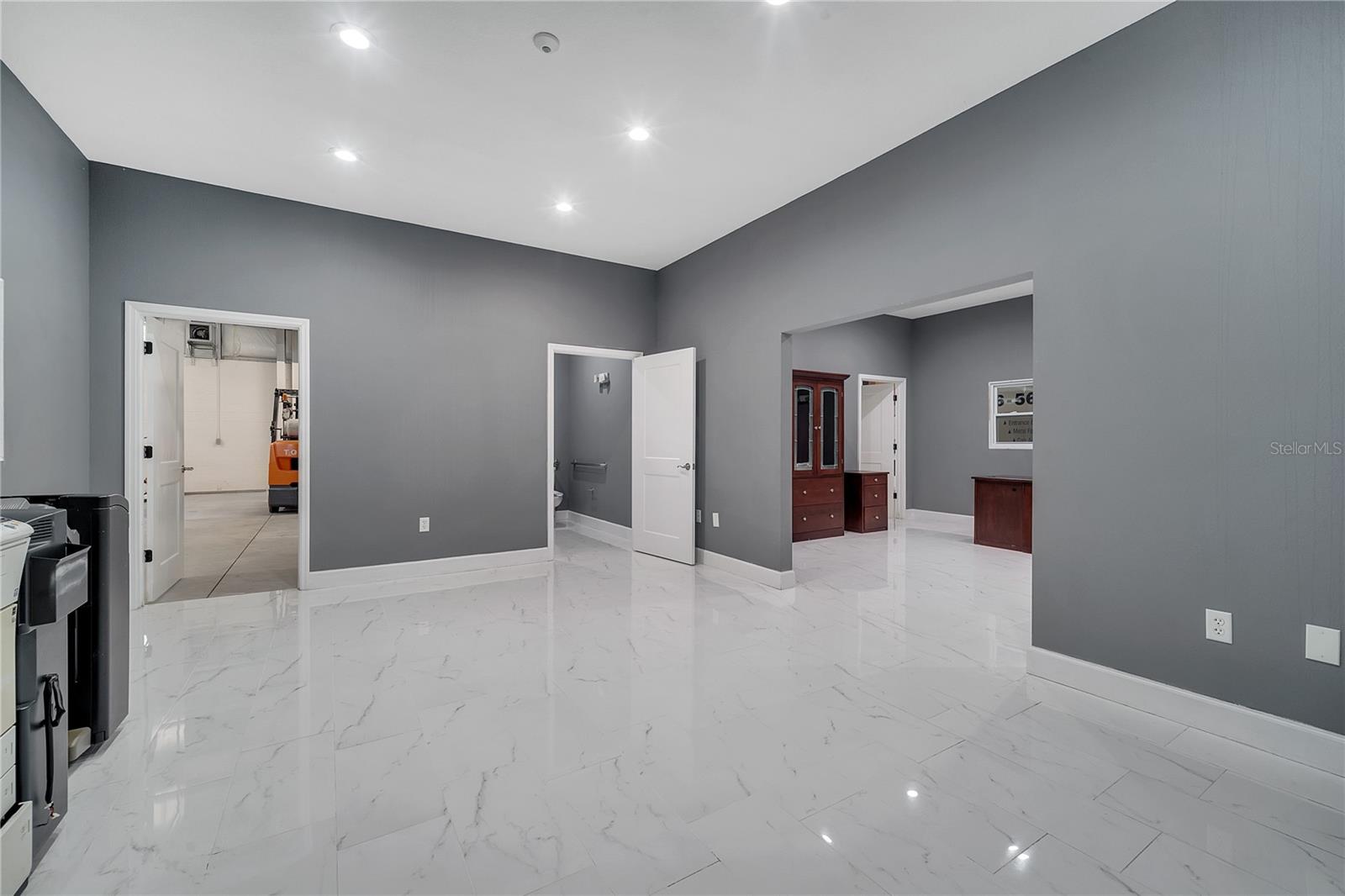 560 Barry St Property Photo 29