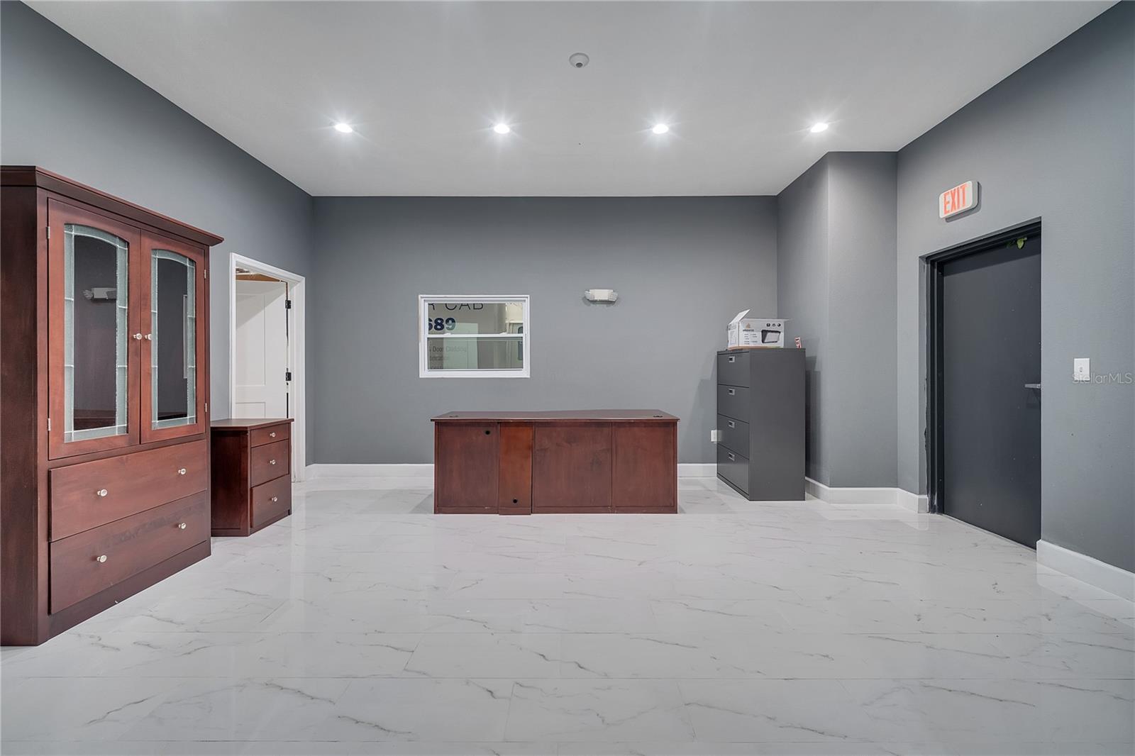 560 Barry St Property Photo 31