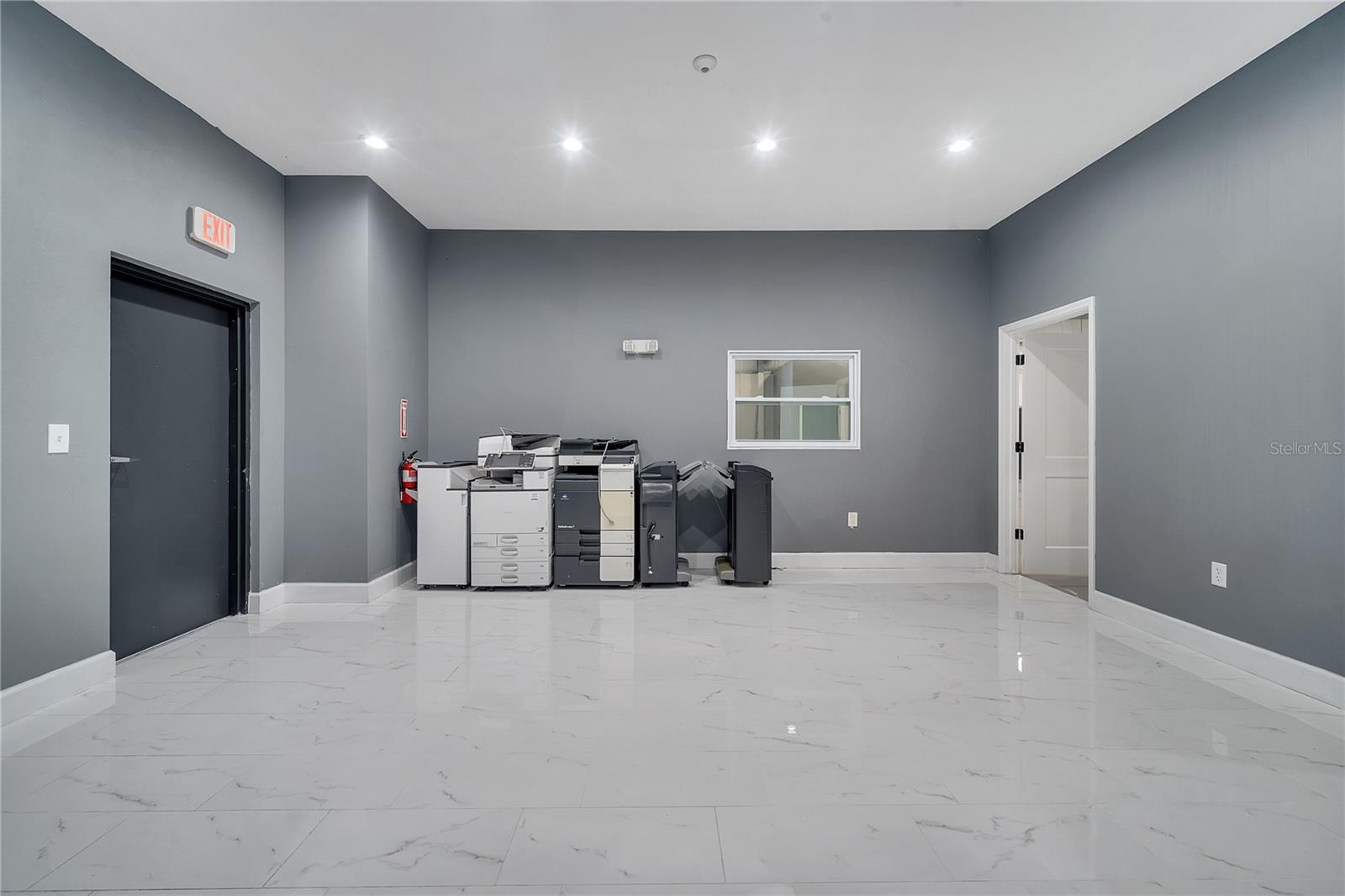 560 Barry St Property Photo 32