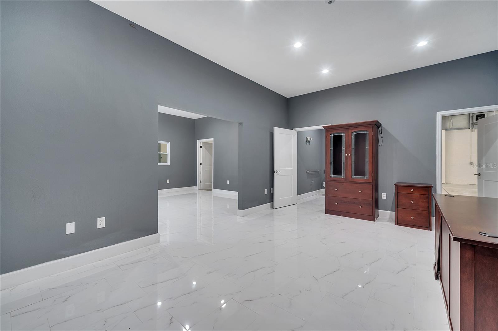 560 Barry St Property Photo 33