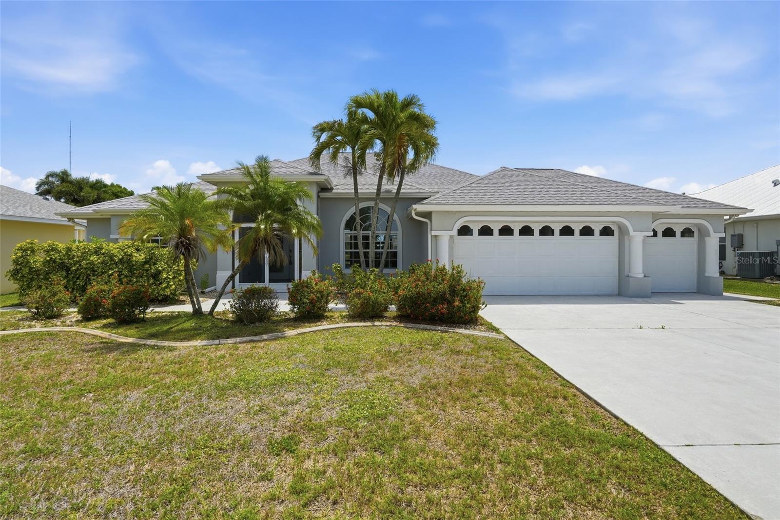 885 Rotonda Cir Property Photo 3
