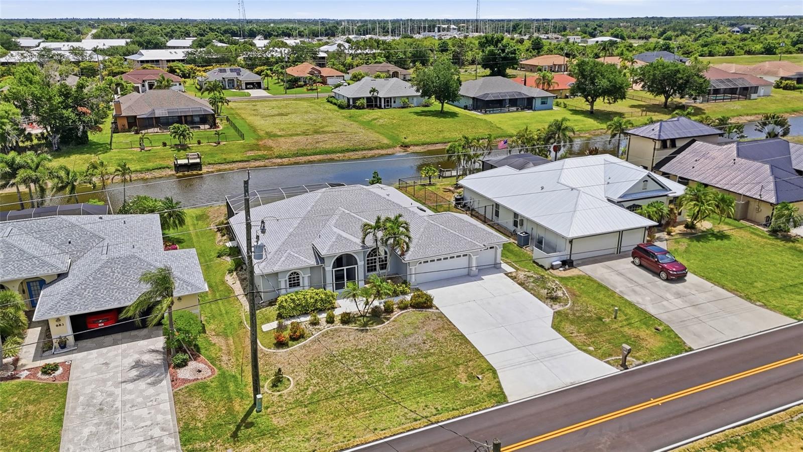 885 Rotonda Cir Property Photo 4