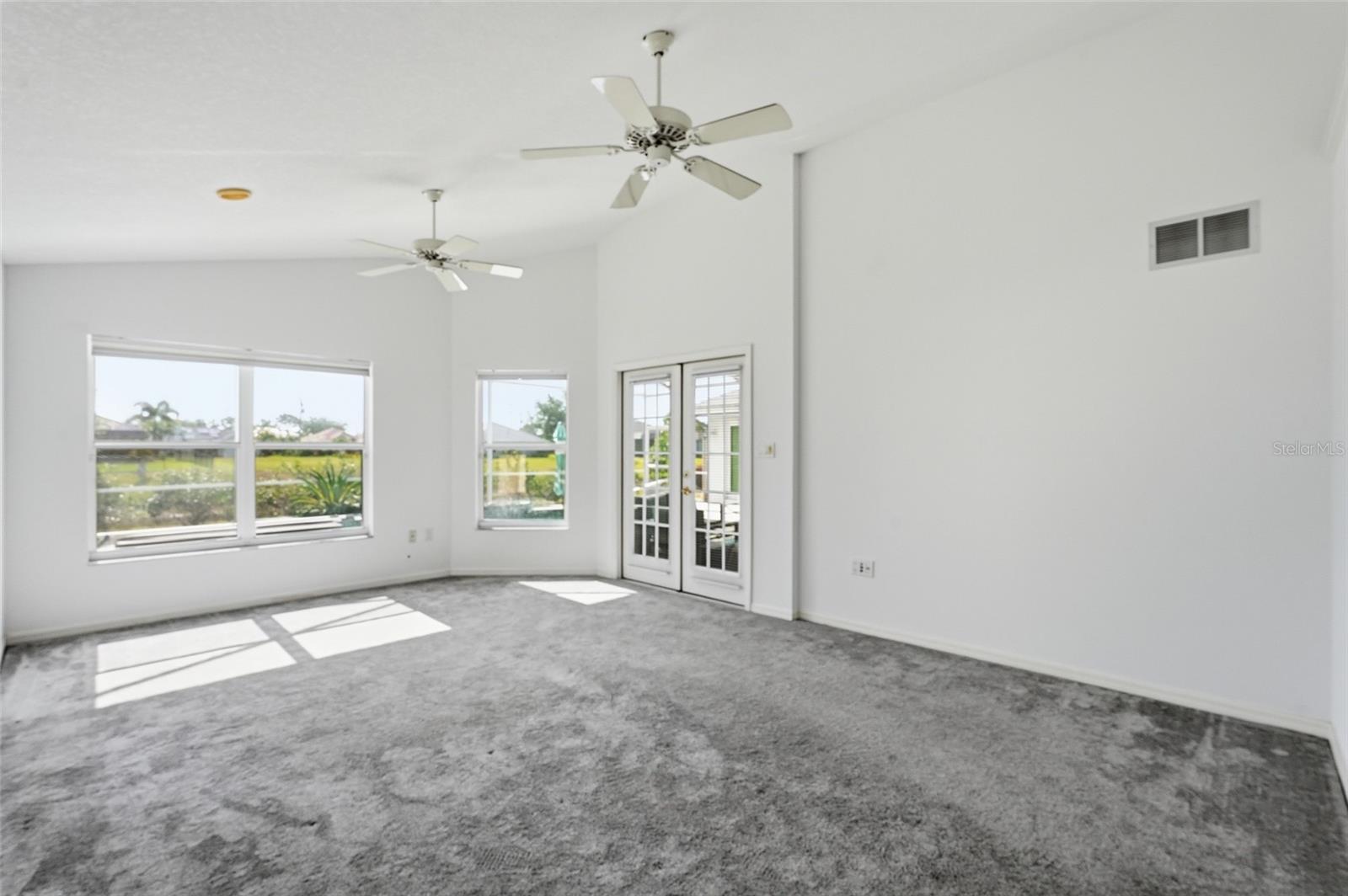 885 Rotonda Cir Property Photo 21