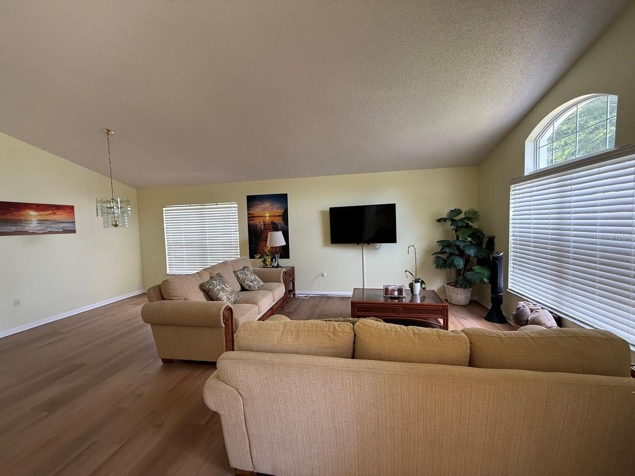 318 Langham Dr Property Photo 2