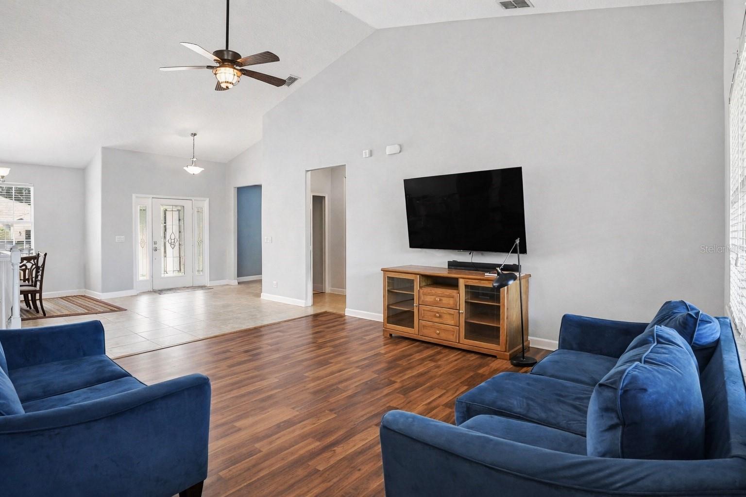 1042 Harmony Ln Property Photo 3